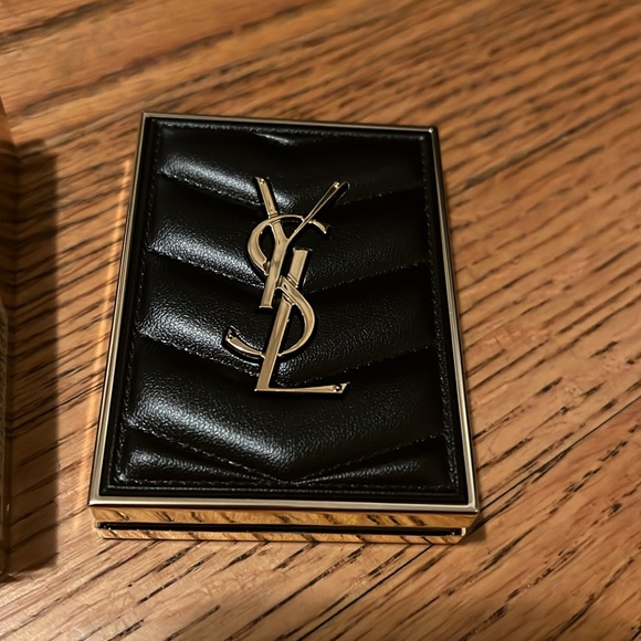 YSL mini clutch with 4 eyeshadows. - Picture 2 of 5
